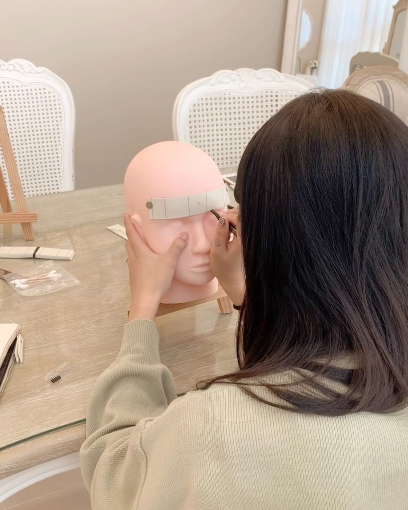 CHAEUM Academy eyebrow design practice on training mannequin