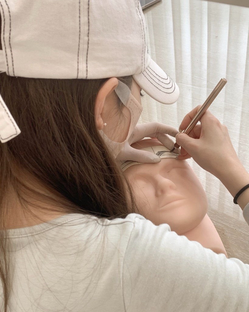 CHAEUM Academy instructor guiding eyebrow procedure