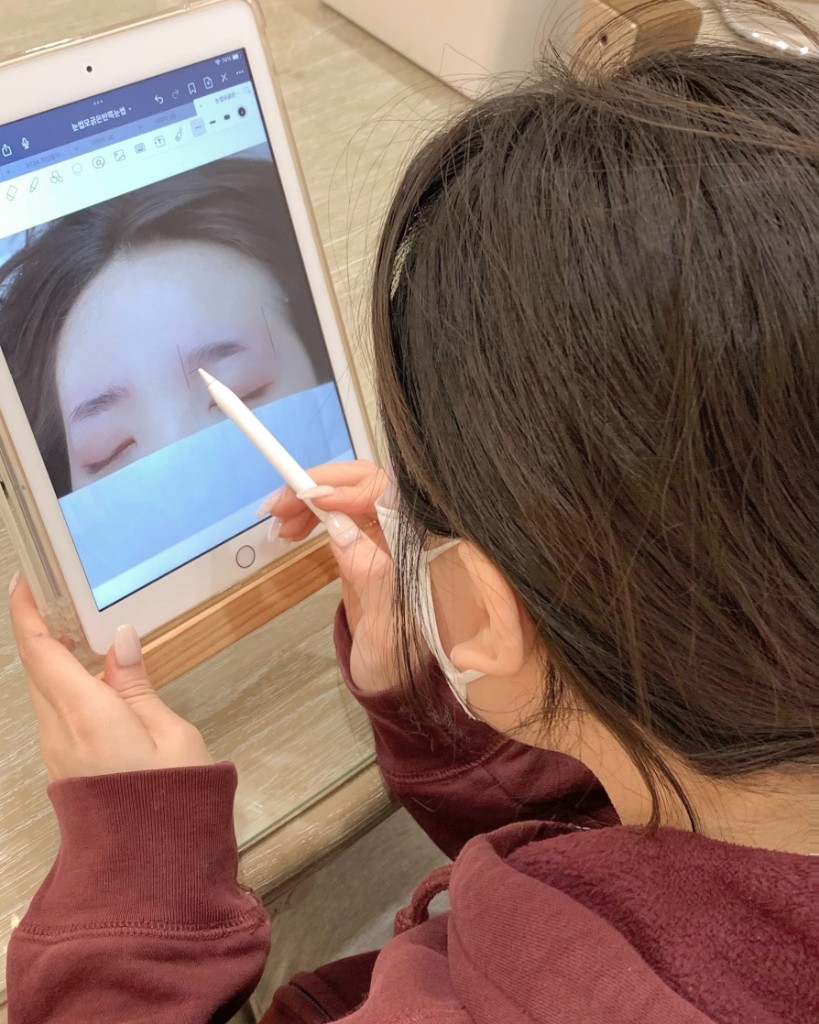 CHAEUM Academy digital brow design on tablet