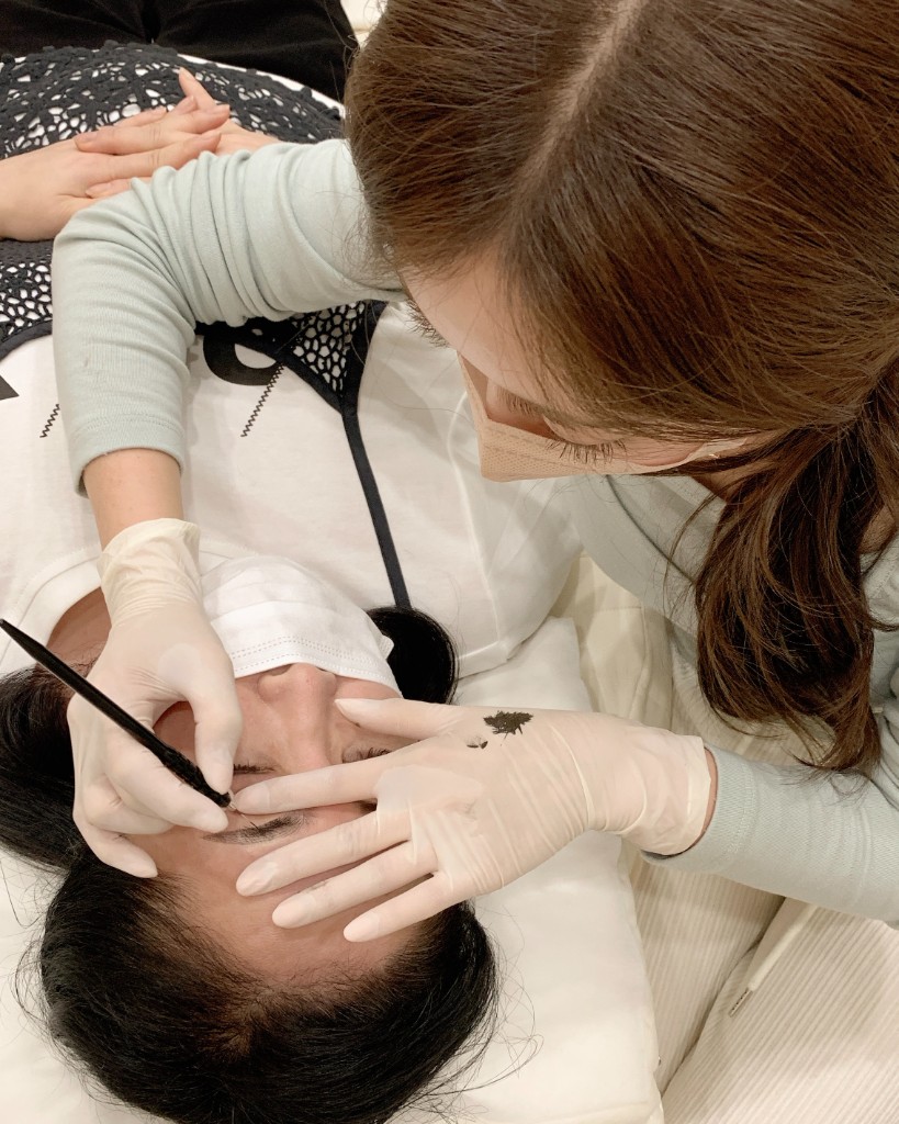 CHAEUM Academy microblading procedure on client
